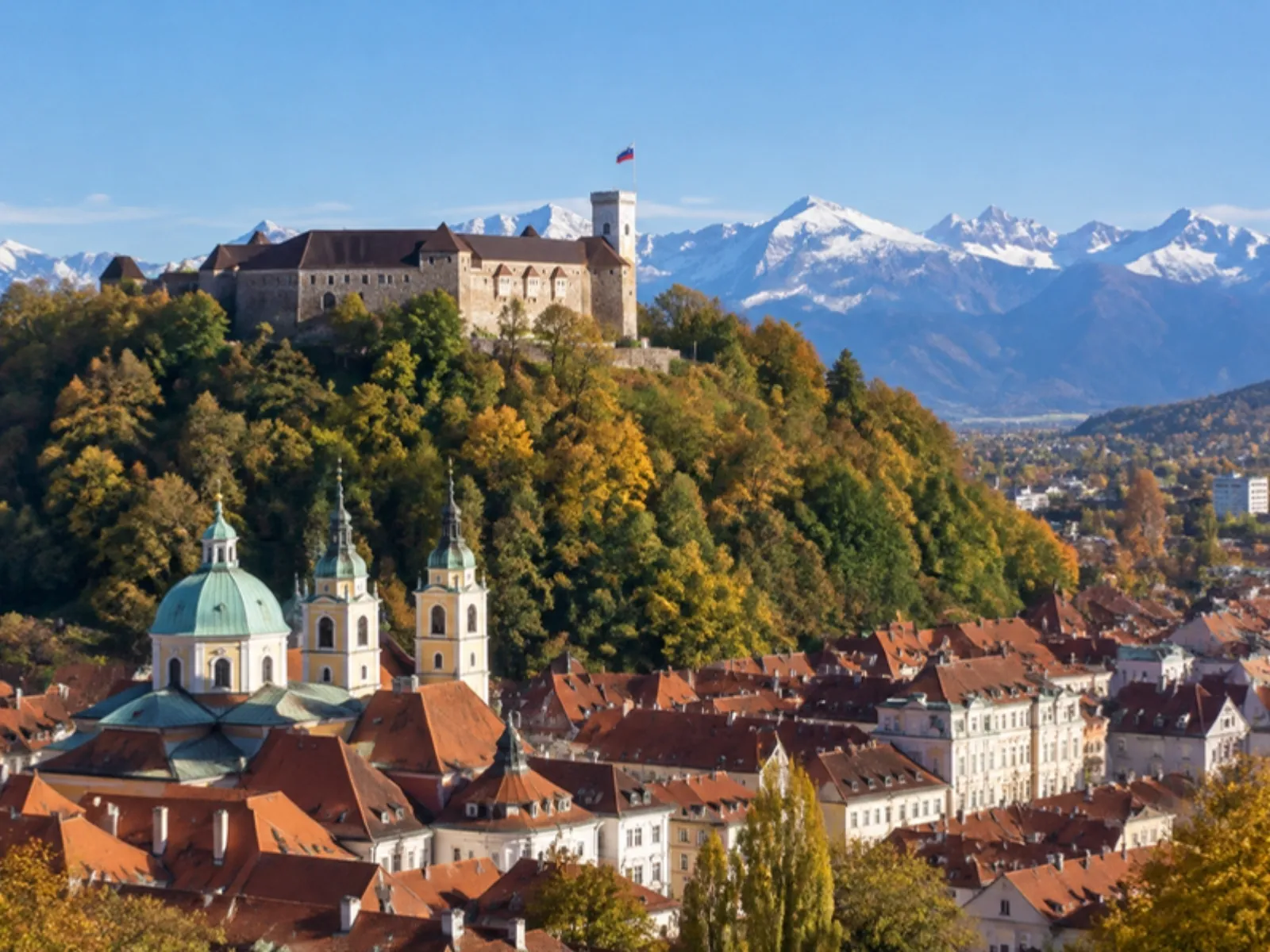 Burg über der Altstadt (KI-generiertes Symbolbild)