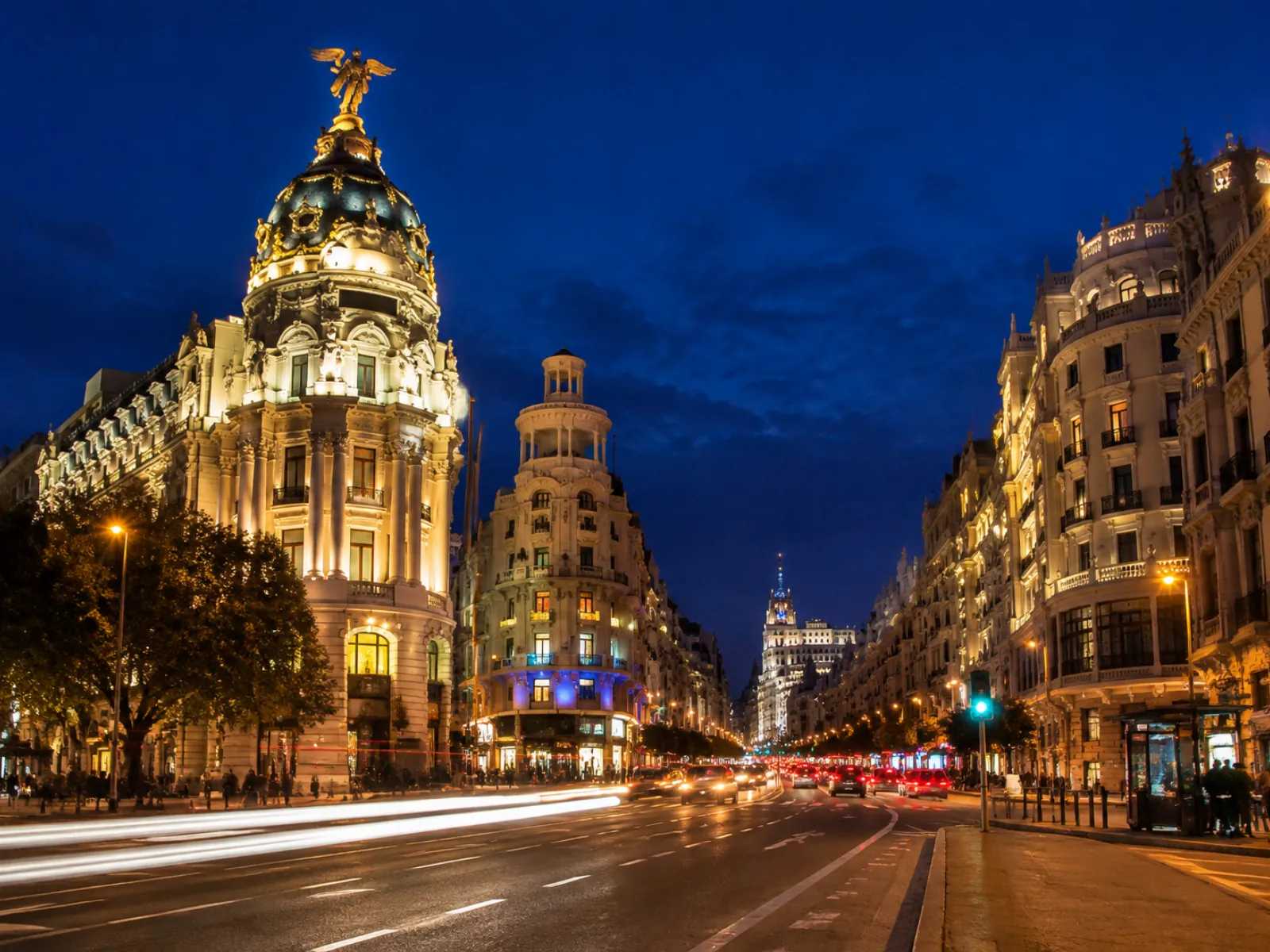Gran Vía bei Nacht (KI-generiertes Symbolbild)